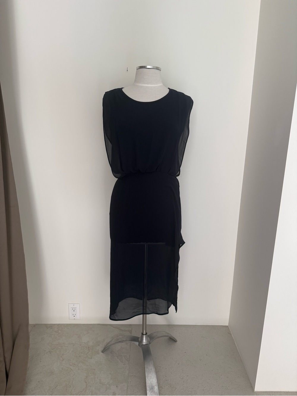 Elegant Black Sleeveless Blouson Midi Dress